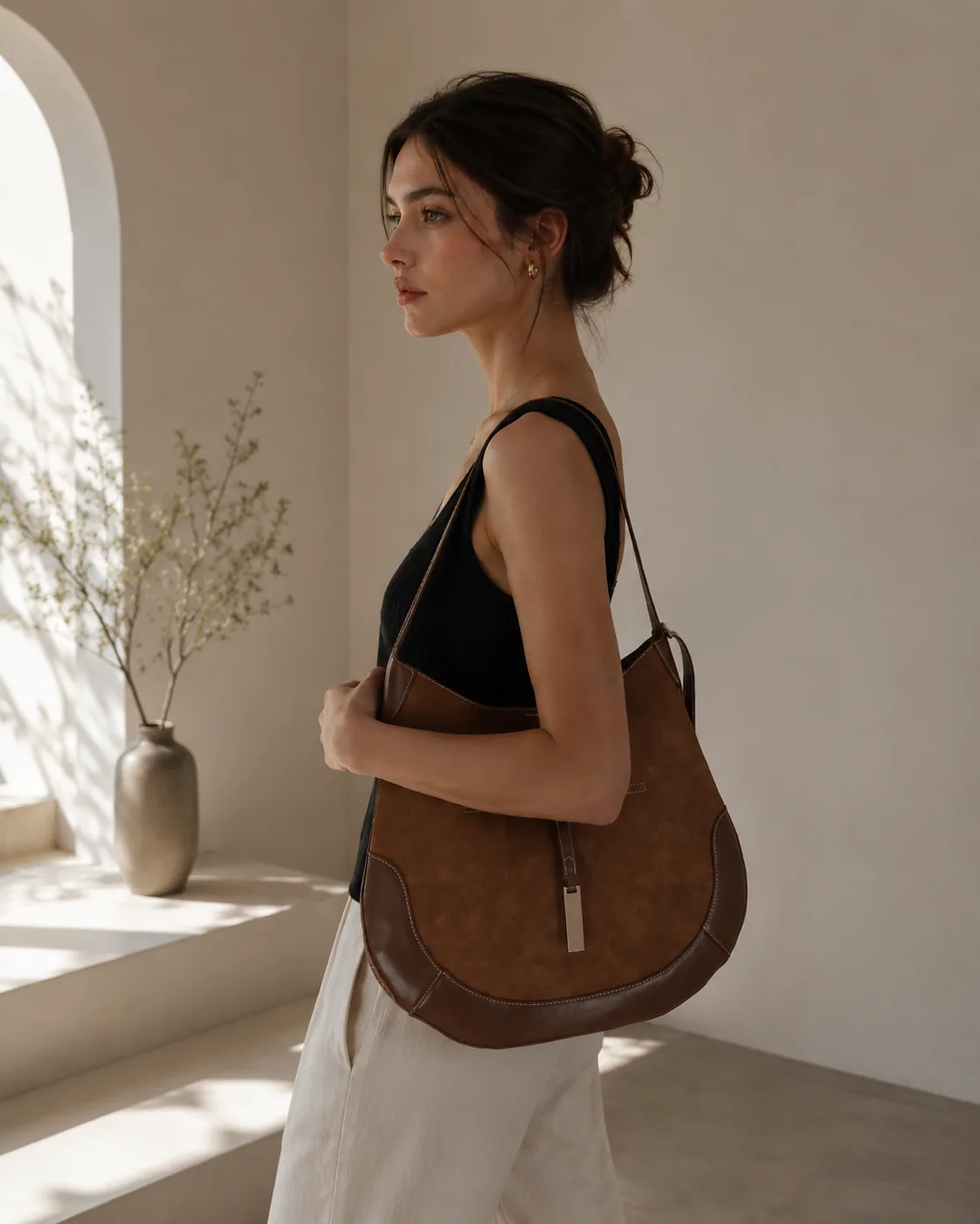 Model carrying Mira Curve Tote, side profile